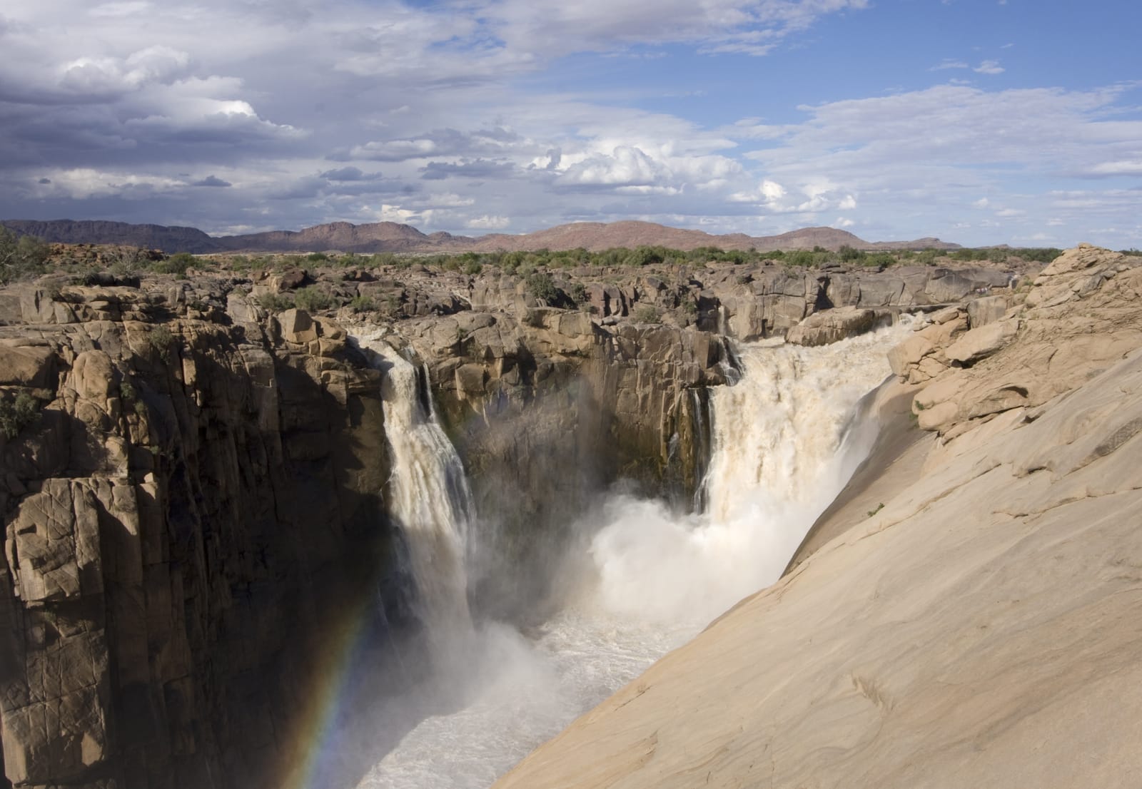 Augrabies-Wasserfall in der Granitschlucht mit Regenbogen