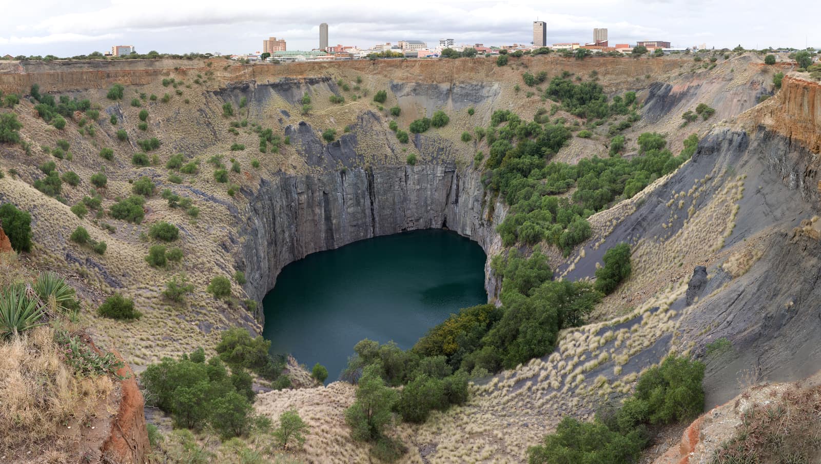 Das Big Hole von Kimberley mit Wasser am Grund