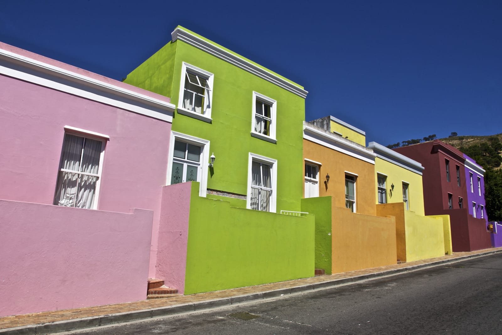 Bunte Häuser an einer steilen Straße im Bo-Kaap