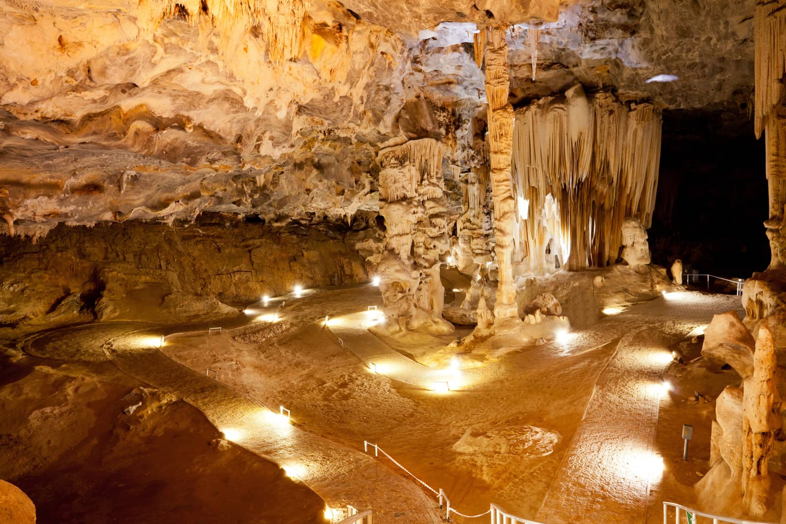 Beleuchtete Halle mit Tropfsteinen in den Cango Caves