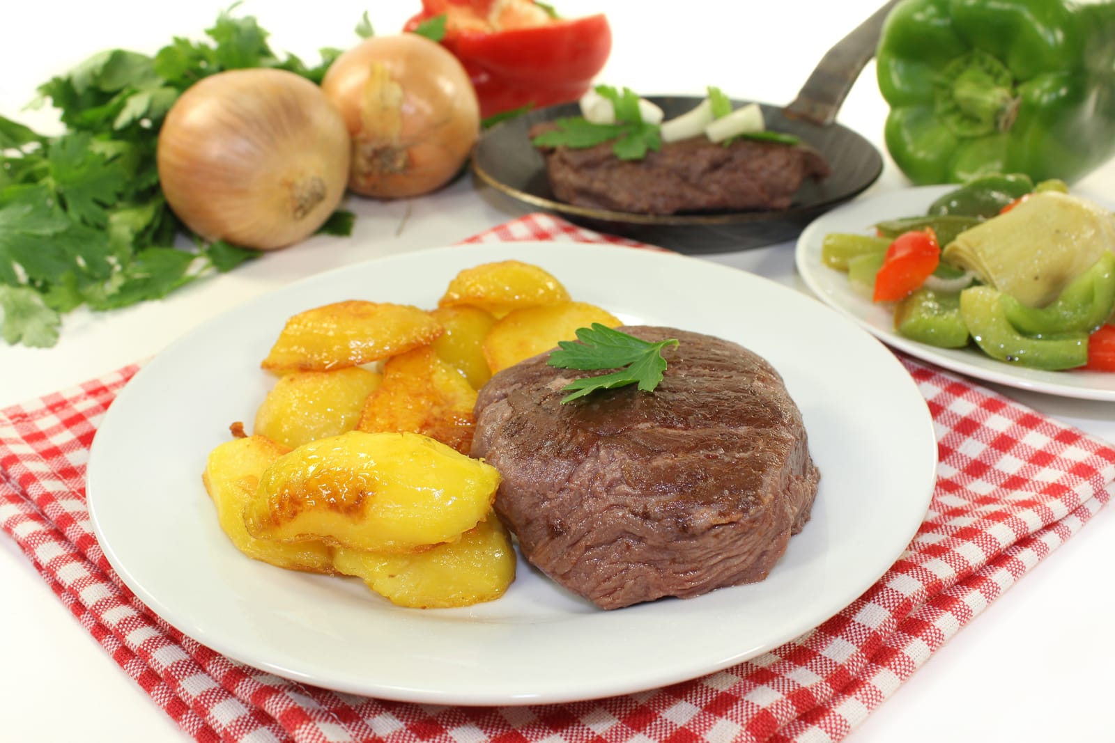 Straußensteak mit Bratkartoffeln auf einem Teller