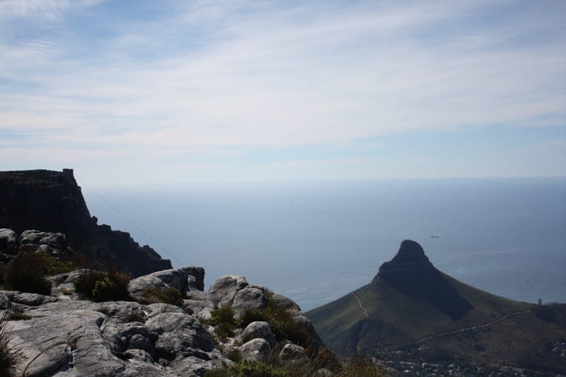 Lion's Head unter der Felskante des Tafelbergs, dahinter der Atlantik