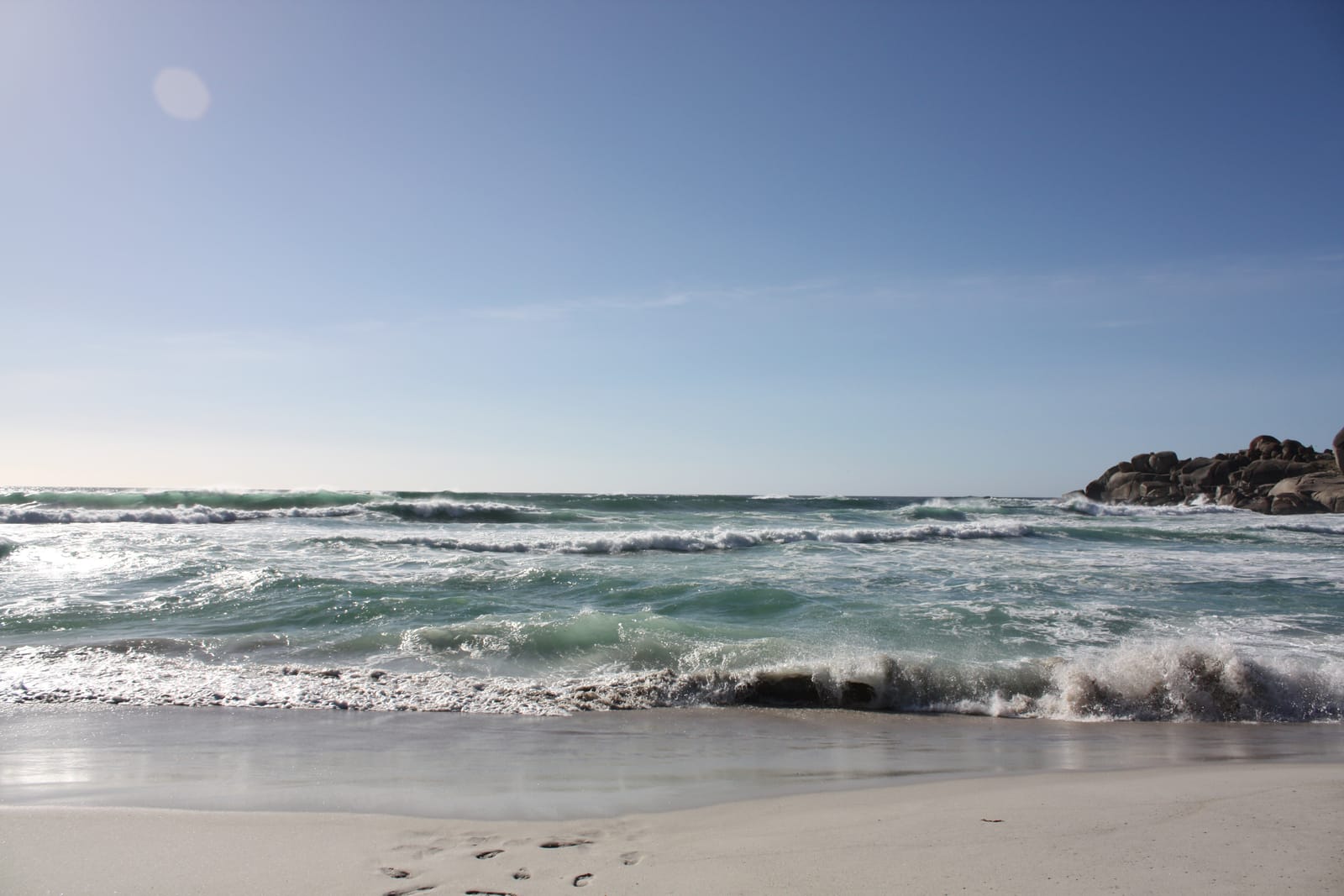 Brandung an einem hellen Sandstrand