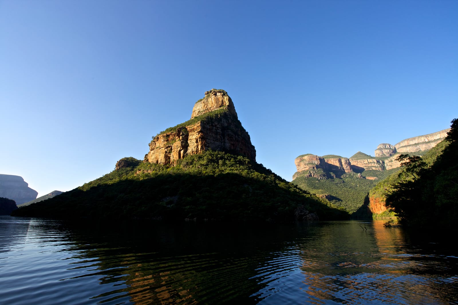 Felskuppen am Stausee im Blyde River Canyon