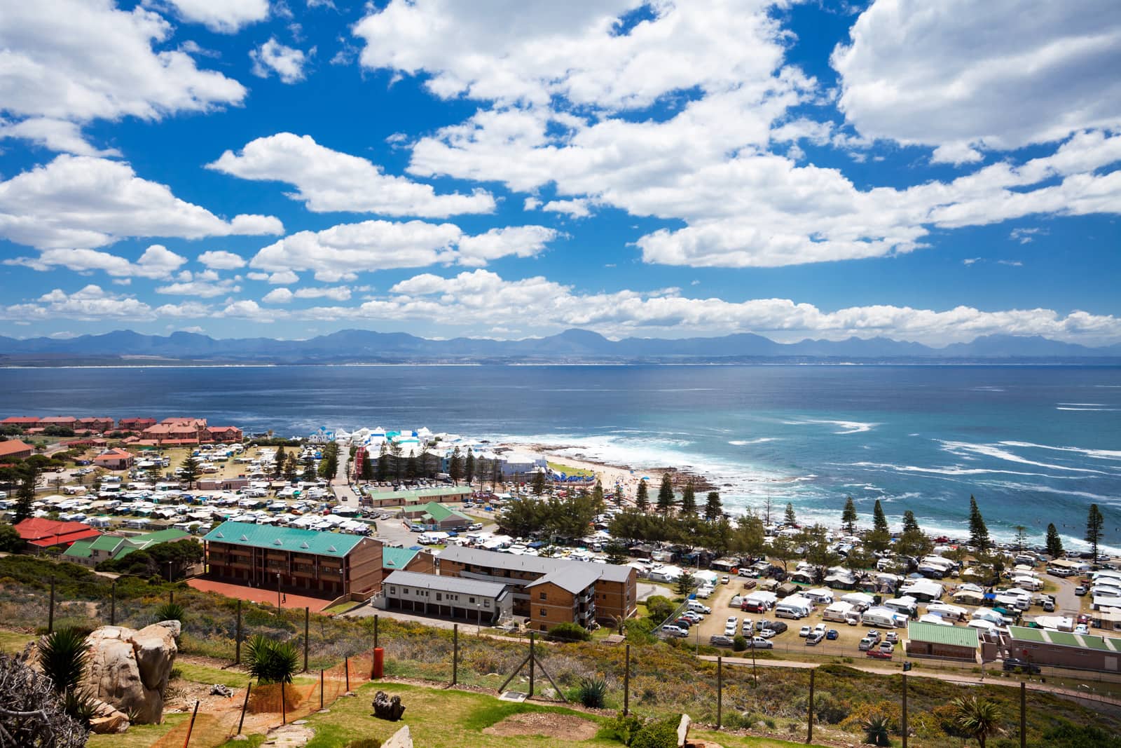Mossel Bay mit Strand und Campingplatz unter Schönwetterwolken