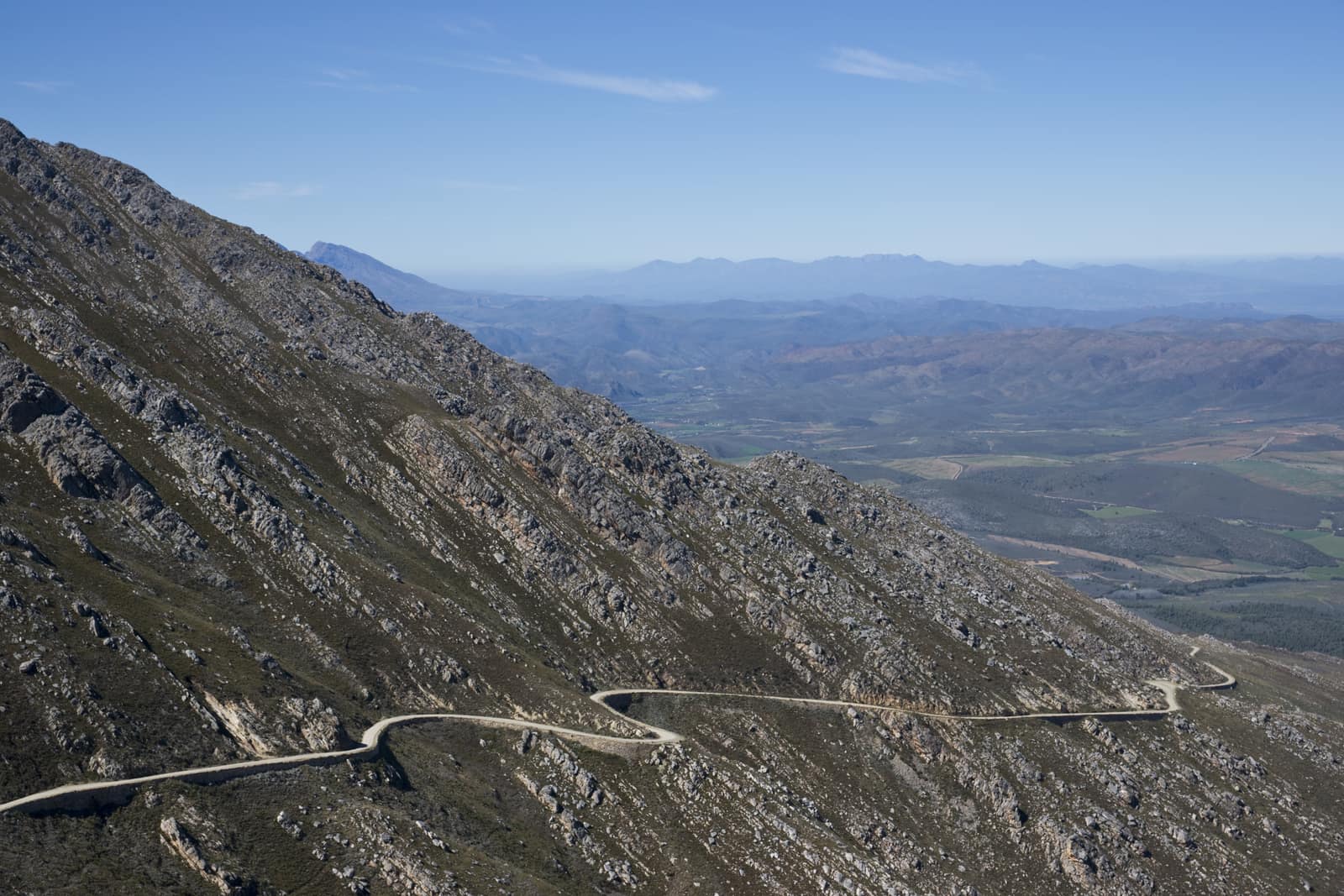 Schotterstraße in Serpentinen am Hang auf dem Weg zum Swartberg-Pass