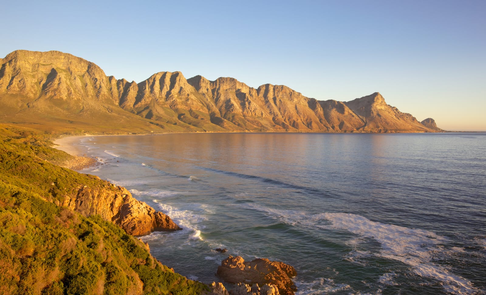 Kogel Bay mit Strand und Bergen im Abendlicht