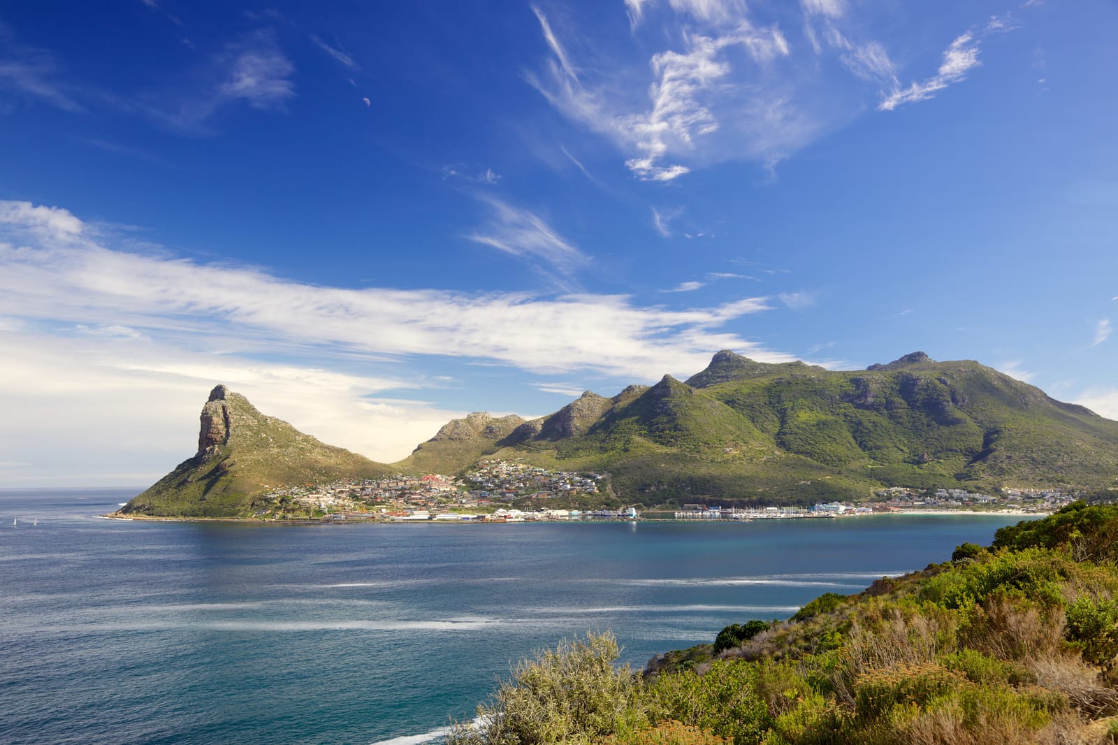 Hout Bay mit dem Sentinel von der Chapman's Peak Drive aus