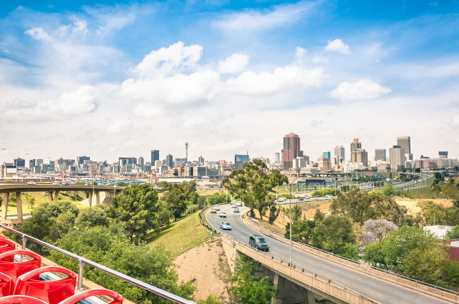 Skyline von Johannesburg über einer Stadtautobahn