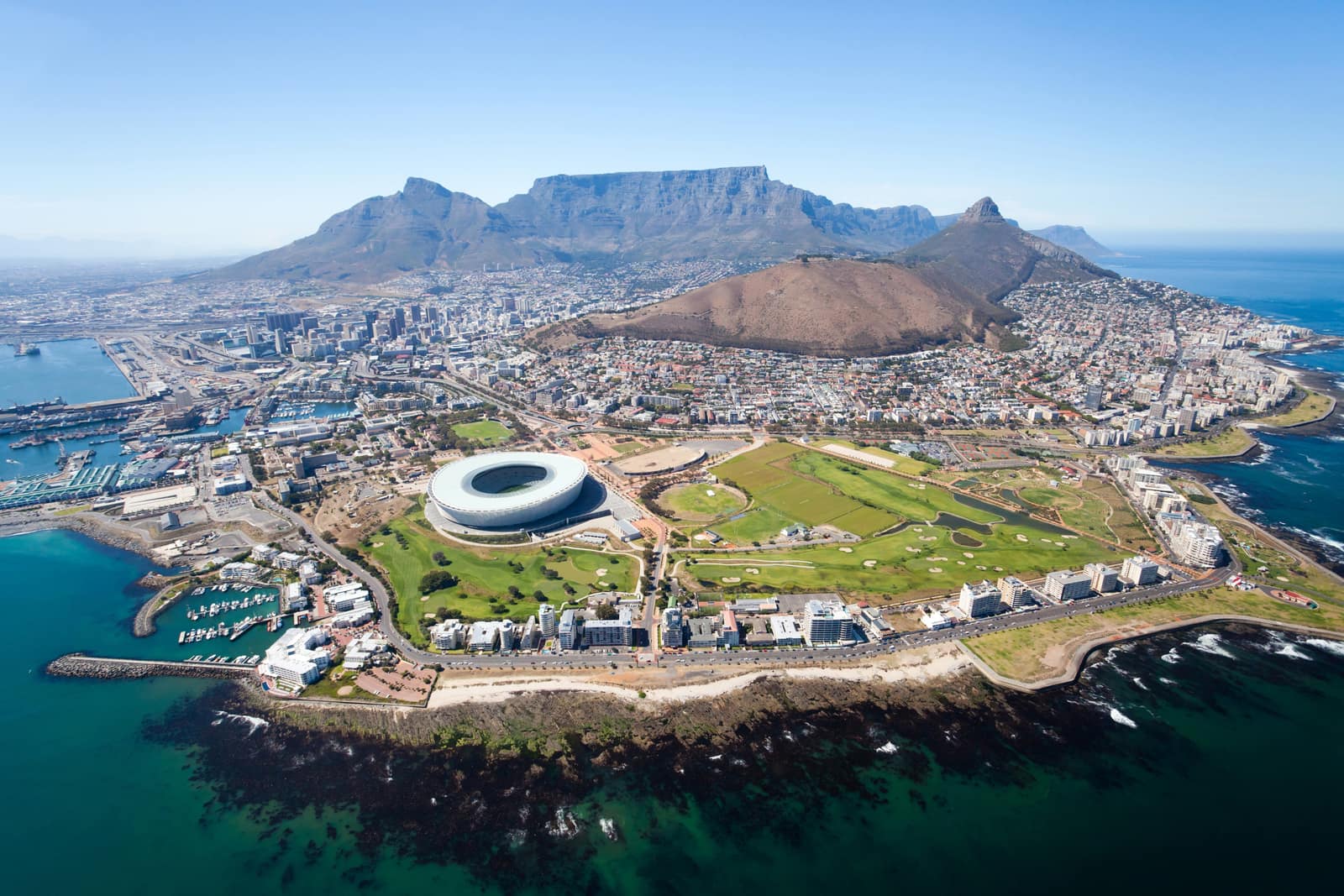 Luftbild von Kapstadt mit Stadion, Hafen und Tafelberg