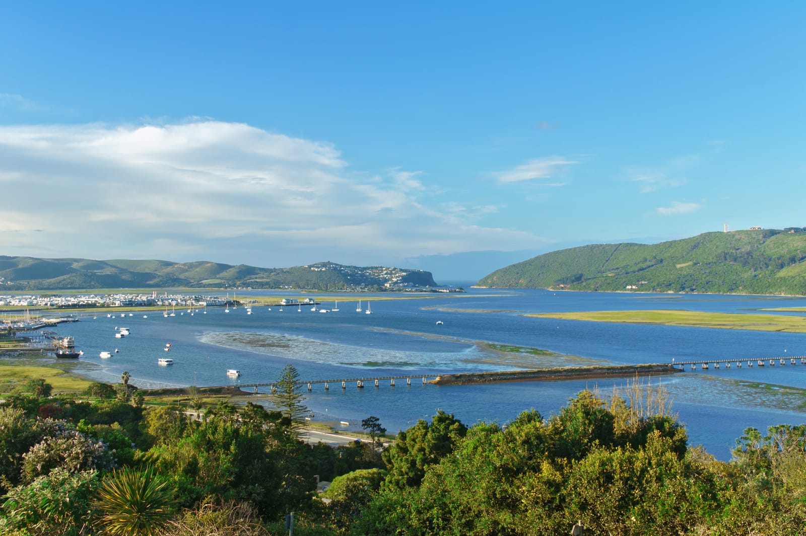 Lagune von Knysna mit Booten, dahinter die Heads