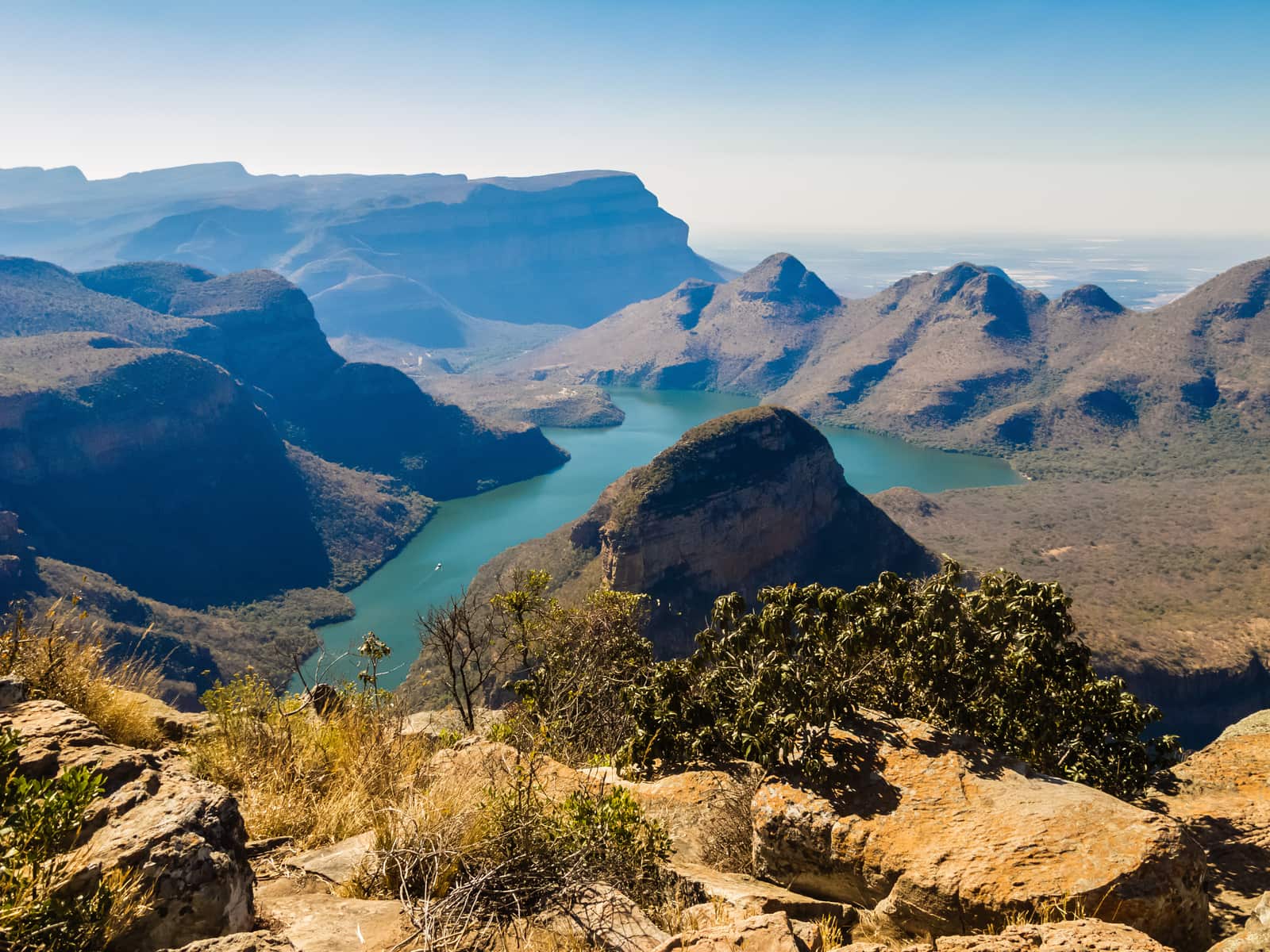 Blick in den Blyde River Canyon mit türkisem Stausee