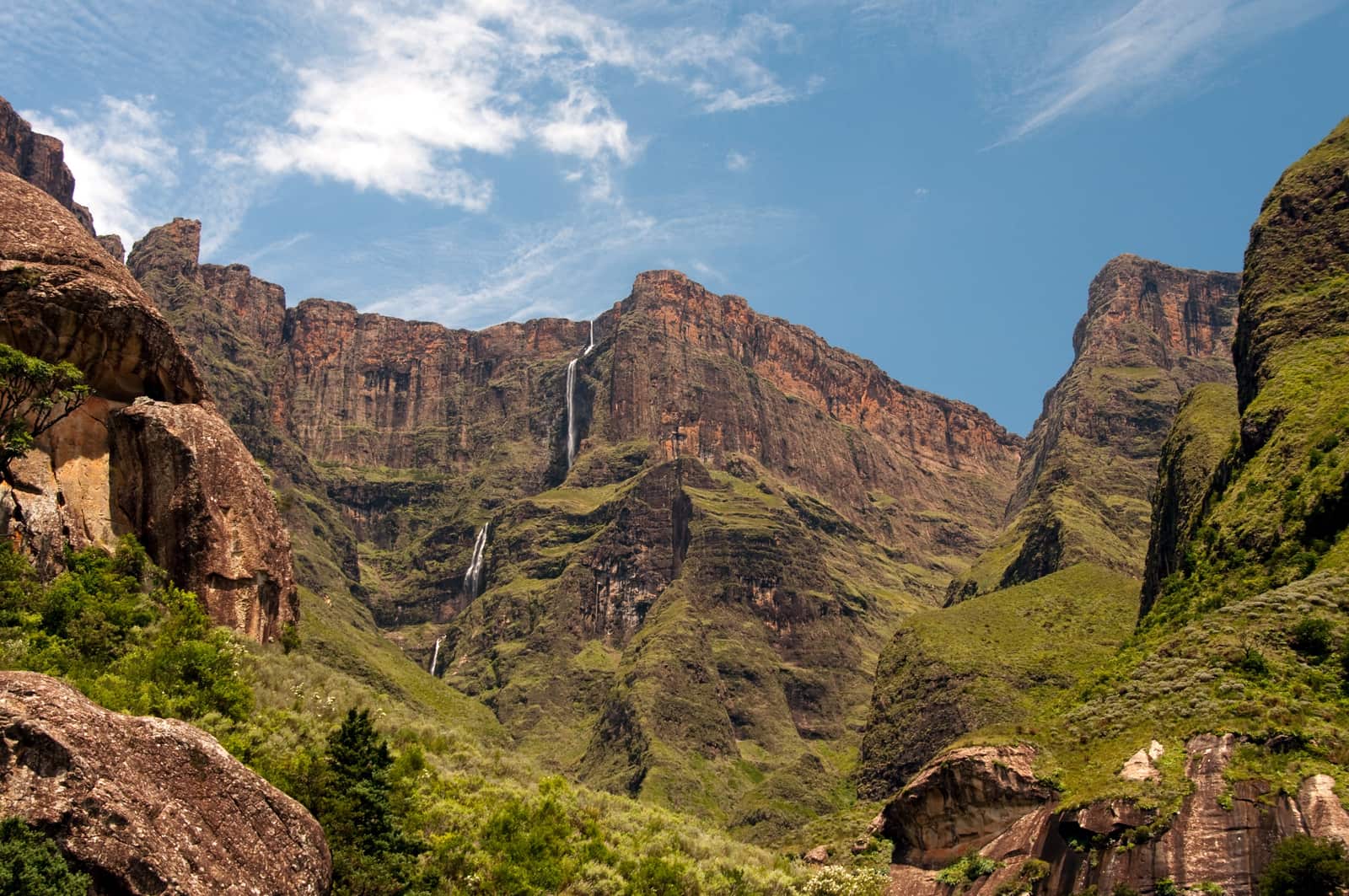 Felswände mit dem Tugela-Fall in den Drakensbergen