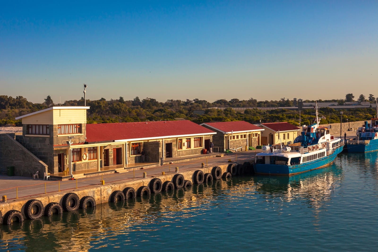 Hafen von Robben Island mit Kaimauer und Booten