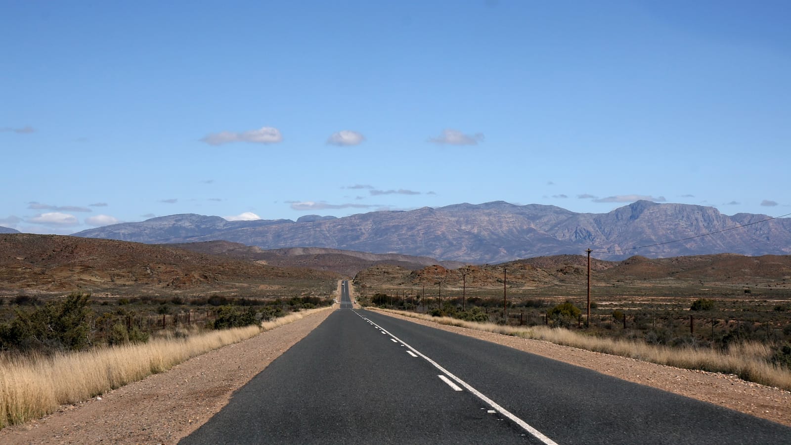 Gerade Landstraße durch die Kleine Karoo