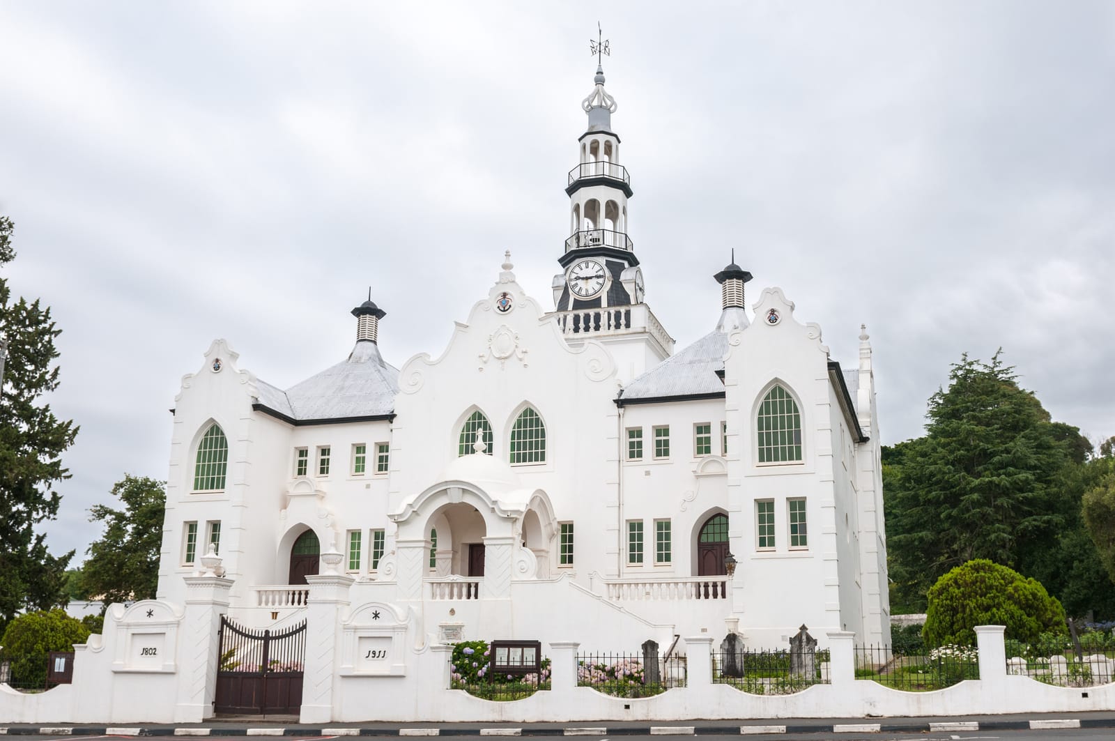 Weiße NG-Kirche von Swellendam mit verspielten Giebeln