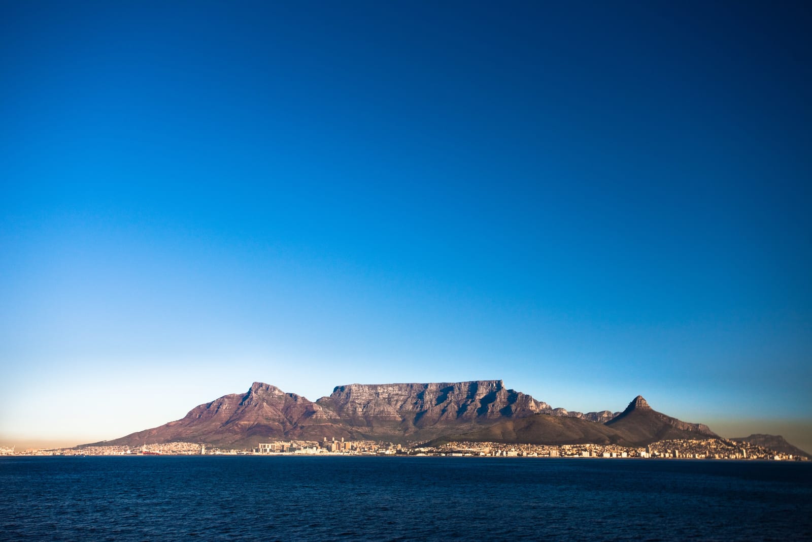 Der Tafelberg über Kapstadt vom Meer aus