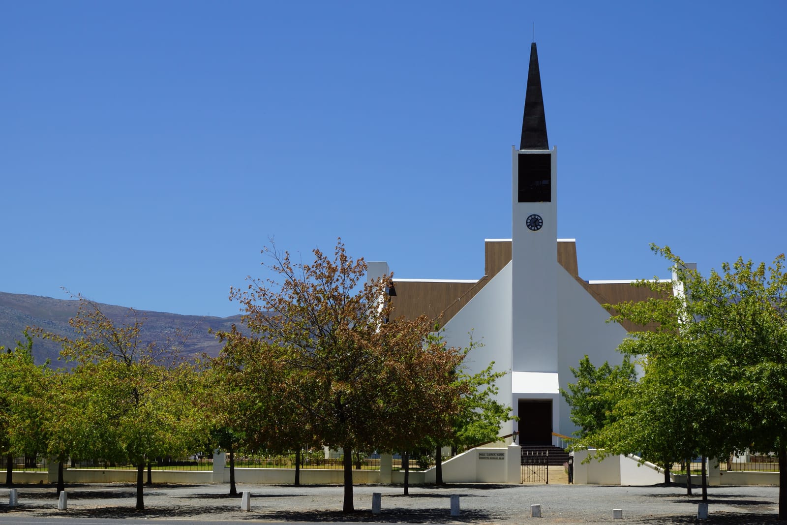 Weiße NG-Kirche von Tulbagh mit spitzem Turm