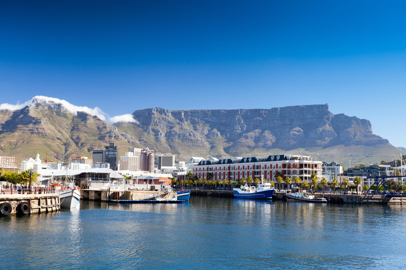 V&A Waterfront mit Hafenbecken und Tafelberg