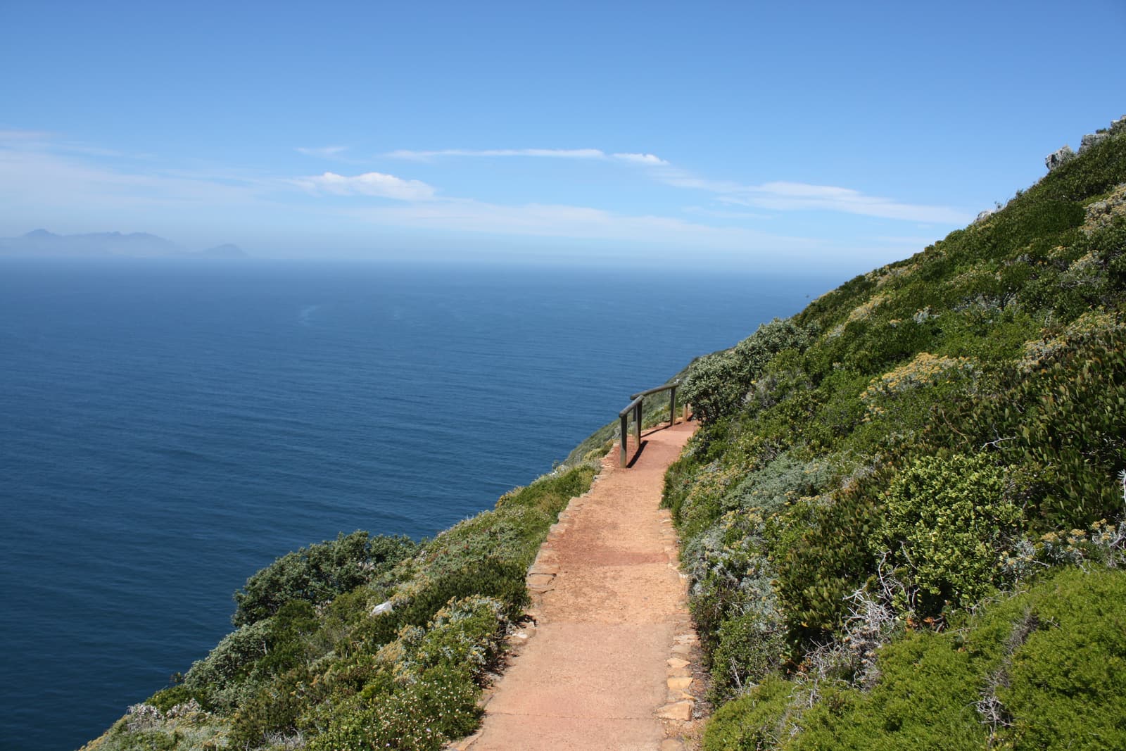 Wanderpfad am Hang hoch über dem Meer bei Cape Point