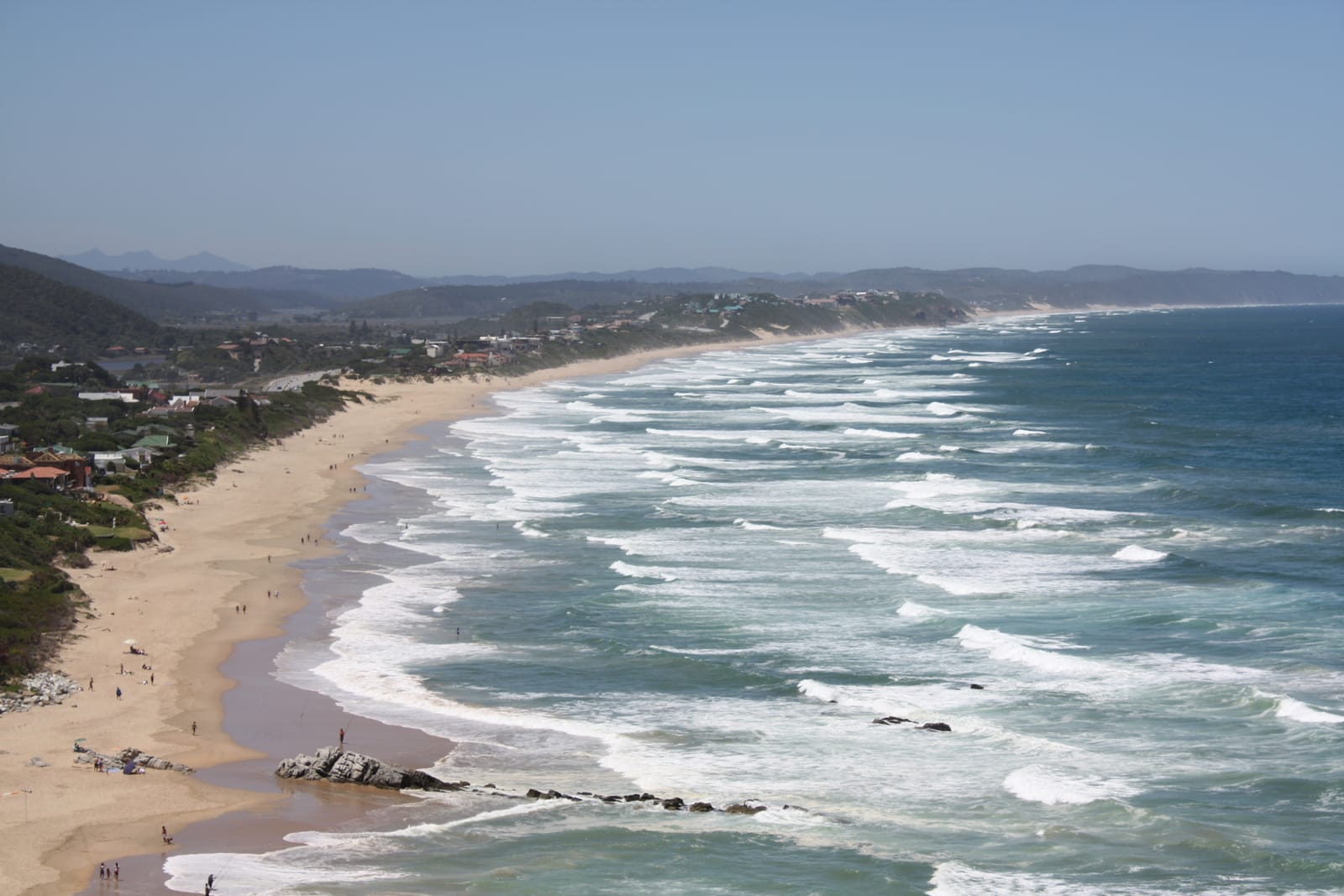 Langer Sandstrand von Wilderness mit weißen Brandungswellen